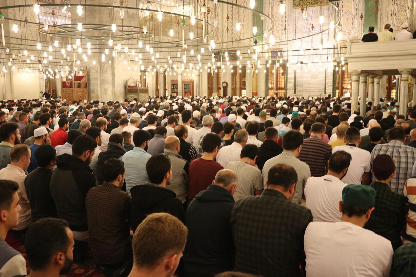 İstanbul’da kılınan ilk teravih namazında Müslümanlar camilere sığmadı